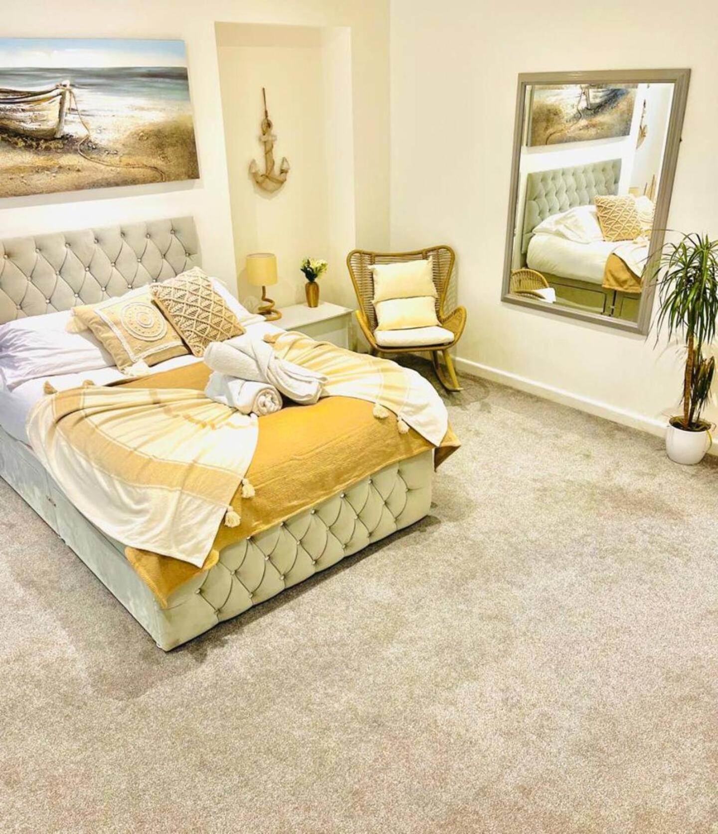 Stunning 3 Double Bedroom Beach Front Apartment Portsmouth Exterior foto